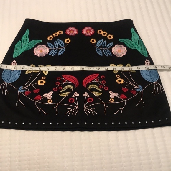 Gianni Bini Black Floral Vegan Faux Suede Embroidered Skirt Size Small - Picture 11 of 12